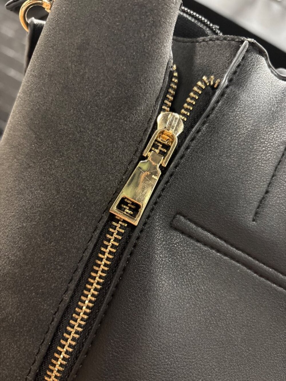 Melie Bianco Black Faux Leather Tote Bag With Gold Zippers & Shoulder Strap READ - Picture 3 of 9